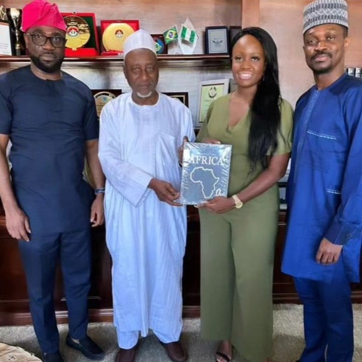 Embaixador da Nigéria, Mr Christopher John Nonyelum Okeke, recebe o Atlas Geocultural da África.