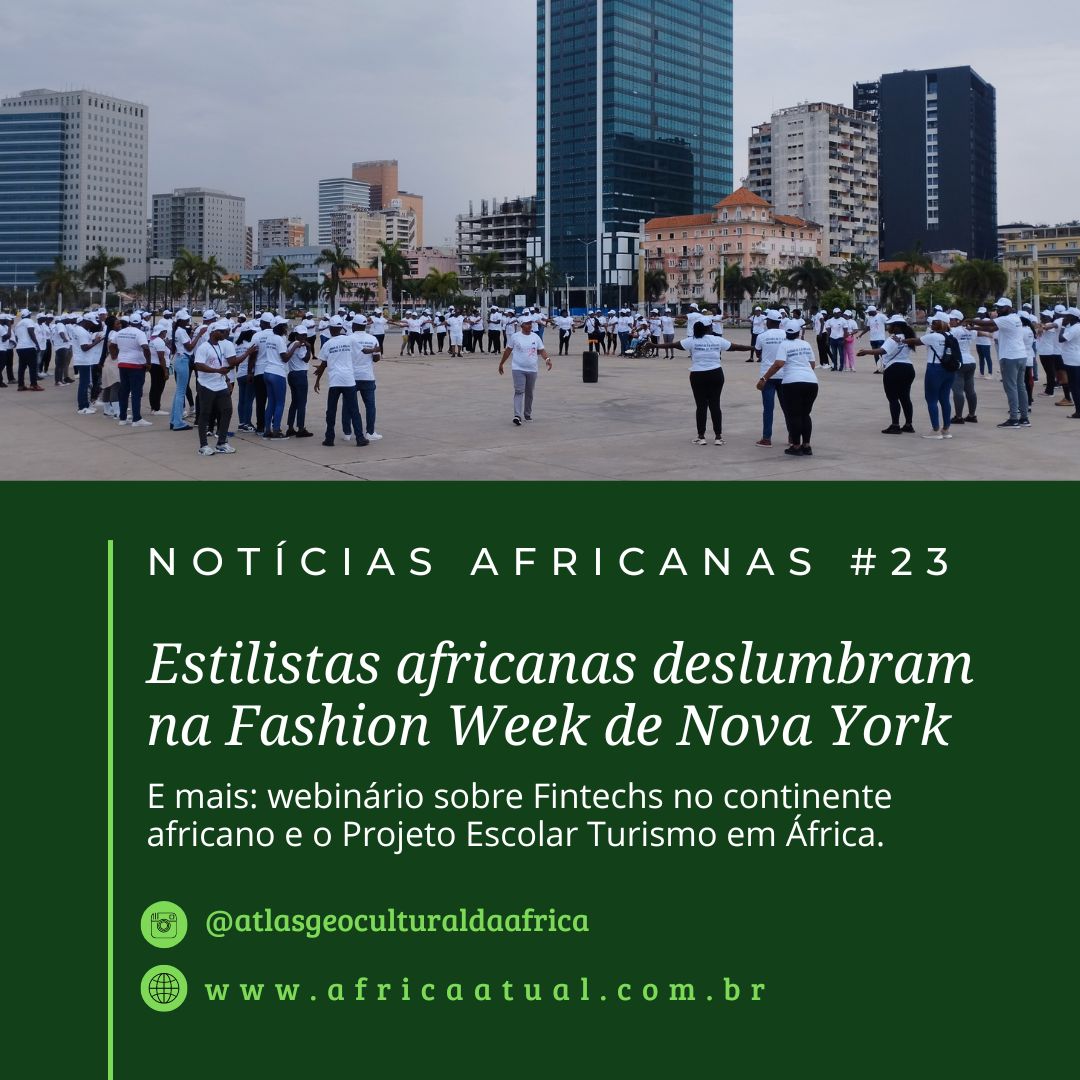 A imagem contém um card com o título "NOTÍCIAS AFRICANAS #23", seguido pelo destaque: "Estilistas africanas deslumbram na Fashion Week de Nova York". Há também a menção de outras notícias, como "webinário sobre Fintechs no continente africano e o Projeto Escolar Turismo em África". A parte inferior do card exibe o perfil de Instagram "@atlasgeoculturaldaafrica" e o site "www.africaatual.com.br". Ao fundo da imagem, há uma foto de pessoas vestidas de branco em uma grande praça com prédios altos e modernos ao redor
