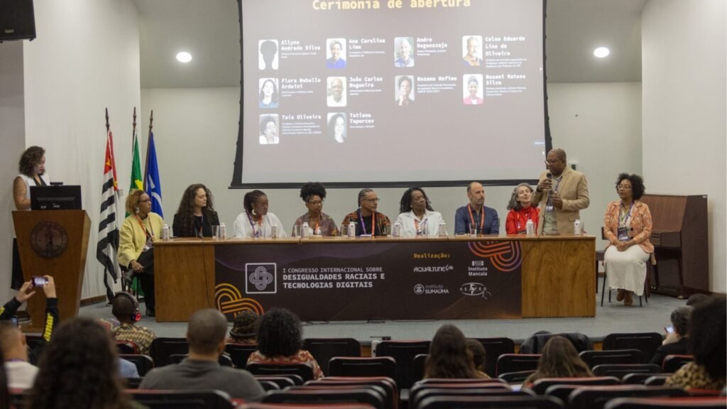 Mesa de abertura do Congresso Umoja com representantes das instituições organizadoras